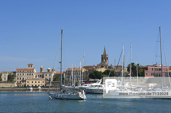 Hafen Europa Tag europäisch Stadt Großstadt Boot Tretboot Insel Motorboot Sardinien Alghero Italien Mittelmeer