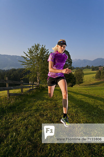 Frau  Sport  gehen  folgen  Gesundheit  rennen  Wiese  joggen  Ramsau bei Berchtesgaden  Österreich