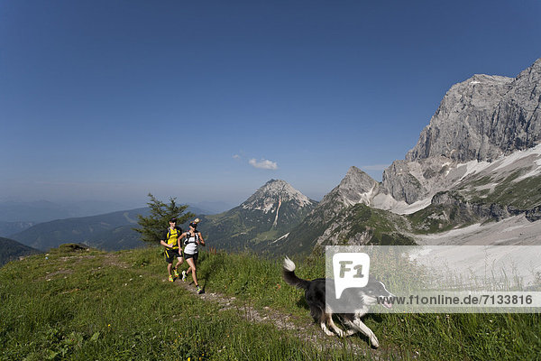 Frau  Mann  Sport  gehen  folgen  Gesundheit  rennen  Hund  Wiese  joggen  Ramsau bei Berchtesgaden  Österreich