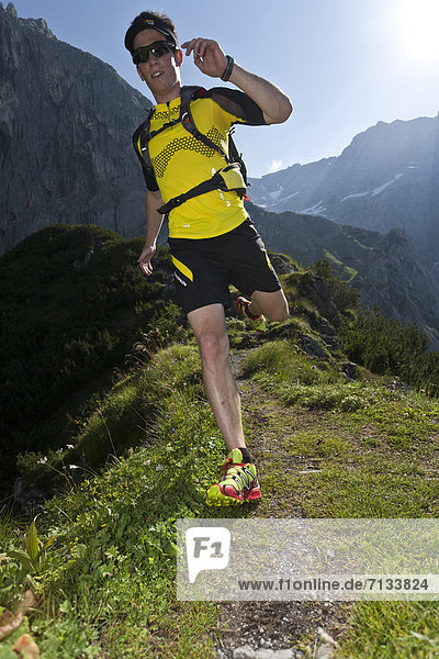Berg  Mann  Sport  gehen  folgen  Gesundheit  rennen  Wiese  joggen  Ramsau bei Berchtesgaden  Österreich