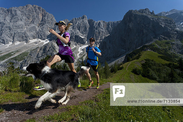 Frau  Berg  Mann  Sport  gehen  folgen  Gesundheit  rennen  Wiese  Ramsau bei Berchtesgaden  Österreich