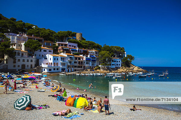 Wasser Europa Urlaub Strand Landschaft Küste Boot Meer weiß Architektur Sonnenschirm Schirm blau Katalonien Costa Brava Girona Spanien Tourismus