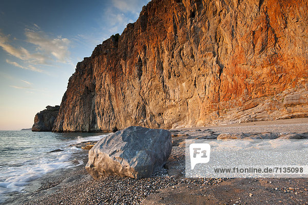 Felsbrocken Wasser Stein Steilküste Küste Wasserwelle Welle Meer Anatolien Antalya Asien Mittelmeer Türkei türkisch