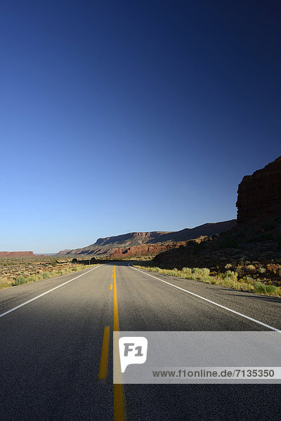 America  USA  United States  Four Corners  Colorado Plateau  Utah  red rocks  sandstone  desert  highway  open road