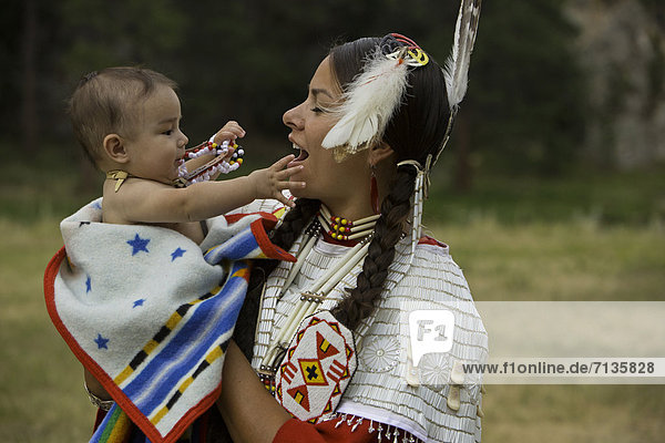 Vereinigte Staaten von Amerika  USA  Frau  Amerika  Modell  Feld  jung  Indianer  Ethnisches Erscheinungsbild  Baby  Kleid  South Dakota