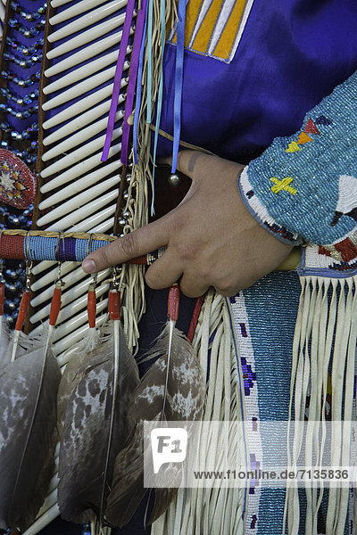 Vereinigte Staaten von Amerika  USA  Detail  Details  Ausschnitt  Ausschnitte  Mann  Amerika  Modell  Feld  Indianer  Ethnisches Erscheinungsbild  Kleid  South Dakota