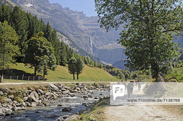 Wanderer  Grande Cascade  Gavarnie-Fälle  Wasserfall  Fluss  Gebirge  Gavarnie  Midi Pyrenees  Pyrenäen  Departement Hautes-Pyrenees  Frankreich  Europa  ÖffentlicherGrund