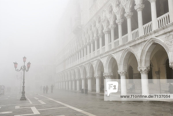 Dogenpalast  Palazzo Ducale im Nebel  Piazzetta San Marco  Markusplatz  San Marco  Venedig  Venezia  Venetien  Italien  Europa
