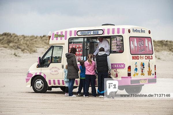 Eisauto mit Kunden am Benone Strand  Castlerock  County Londonderry  Nordirland  Vereinigtes Königreich
