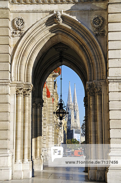 Blick durch Bogen des Rathauses zur Votivkirche  Wien  Österreich  Europa