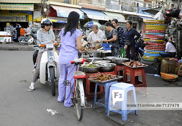 Frauen beim Einkaufen auf dem Strassenmarkt in Phnom Penh  Kambodscha  Asien
