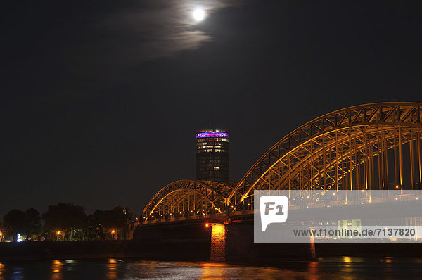 Hohenzollernbrücke bei Nacht  Köln Triangle  Köln  Rheinland  Nordrhein-Westfalen  Deutschland  Europa  ÖffentlicherGrund