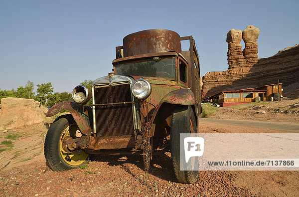 Chevrolet Chevy Oldtimer Lkw vor Twin Rocks Trading Post  Bluff  San Juan County  Utah  Vereinigte Staaten von Amerika  USA