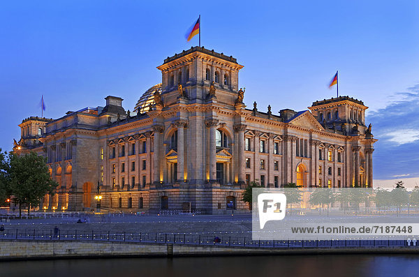 Reichstagsgebäude bei Dämmerung  Berlin Mitte  Deutschland  Europa