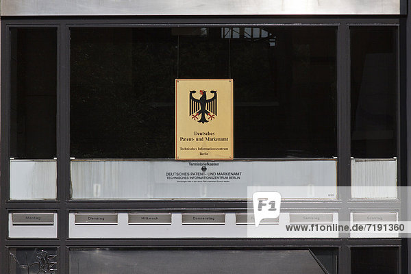 Schild  Fenster  Deutsches Patent- und Markenamt  Briefkästen  gereiht nach Wochentagen  dreckig  Berlin  Deutschland  Europa
