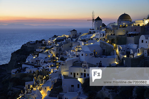 Windturbine Windrad Windräder Europa Gebäude Stadt Santorin Kykladen Abenddämmerung Griechenland Griechische Inseln alt