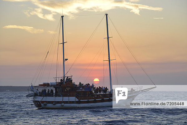 Segeln nahe Europa Sonnenuntergang Schiff Santorin Kykladen Griechenland Griechische Inseln