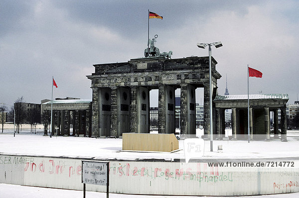 Brandenburger Tor mit Berliner Mauer im Schnee  Berlin  Deutschland  Europa