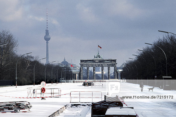 Brandenburger Tor mit Berliner Mauer im Schnee  Berlin  Deutschland  Europa