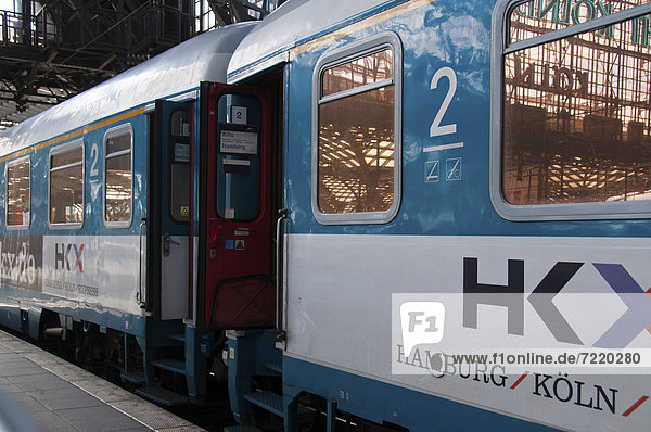 HKX  Hamburg-Köln-Express  ein privates Fernverkehrsunternehmen  Hauptbahnhof in Köln  Nordrhein-Westfalen  Deutschland  Europa