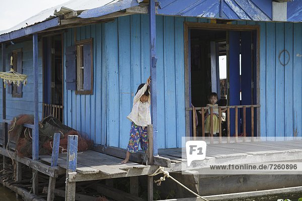 Wohnhaus fließen 2 jung Mädchen Südostasien Vietnam Asien Kambodscha