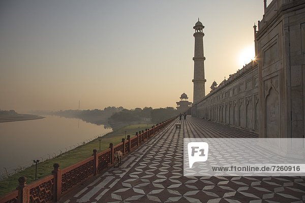 The River Yamuna flowing beside the Taj Mahal  UNESCO World Heritage Site  Agra  Uttar Pradesh  India  Asia