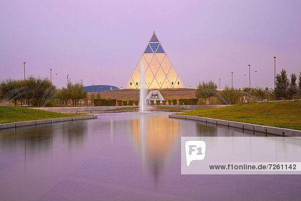 pyramidenförmig  Pyramide  Pyramiden  Ruhe  Palast  Schloß  Schlösser  Design  Unterstützung  Asien  Zentralasien  Kasachstan  Pyramide  Versöhnung