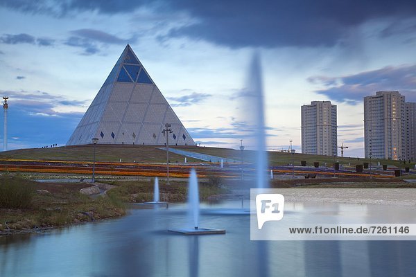 pyramidenförmig  Pyramide  Pyramiden  Ruhe  Palast  Schloß  Schlösser  Design  Unterstützung  Asien  Zentralasien  Kasachstan  Pyramide  Versöhnung