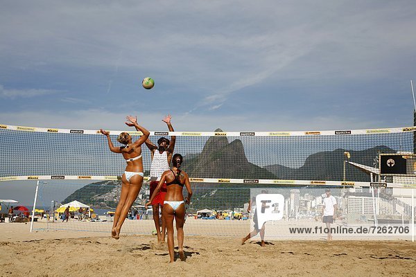 Frau  Strand  Volleyball  Brasilien  Ipanema  spielen  Rio de Janeiro  Südamerika