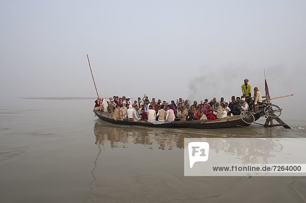 überqueren  tragen  Morgen  Boot  Fluss  Fähre  früh  festgeschnallt  Ganges  Asien  Bihar  Indien  Heck
