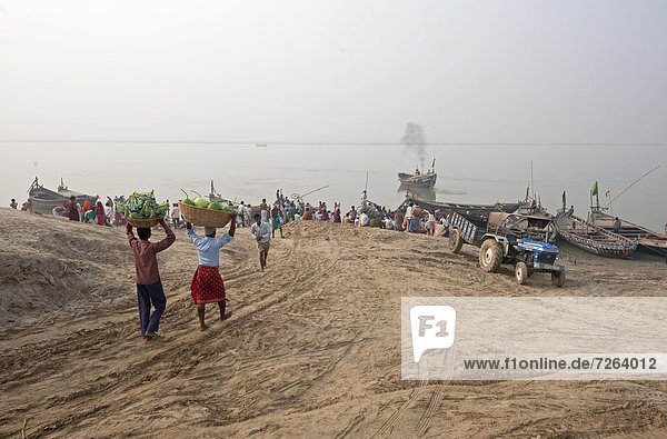 Mann  tragen  Korb  Boot  Fluss  2  Kürbis  Blumenkohl  Ganges  Asien  Bihar  Indien