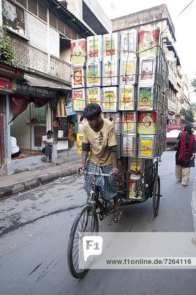 beladen  tragen  groß  großes  großer  große  großen  Dose  Asien  Indien  Markt  Öl  Rikscha  Westbengalen