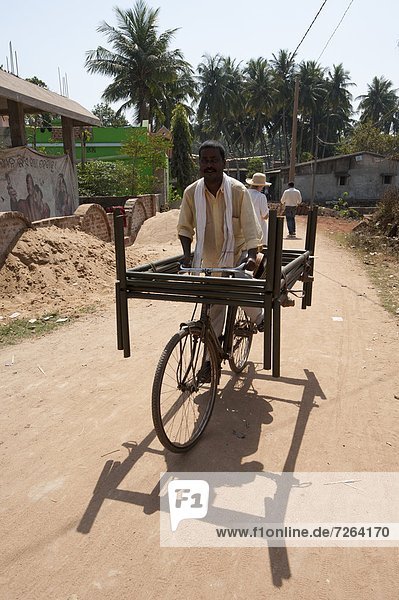 Gehhilfe  Mann  radfahren  Straße  balancieren  Bett  Dorf  2  Fahrrad  Rad  Asien  Indien  Metall  Orissa