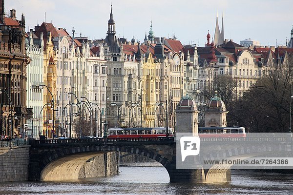 Prag Hauptstadt Europa Gebäude bunt Fluss Tschechische Republik Tschechien Moldau Barock