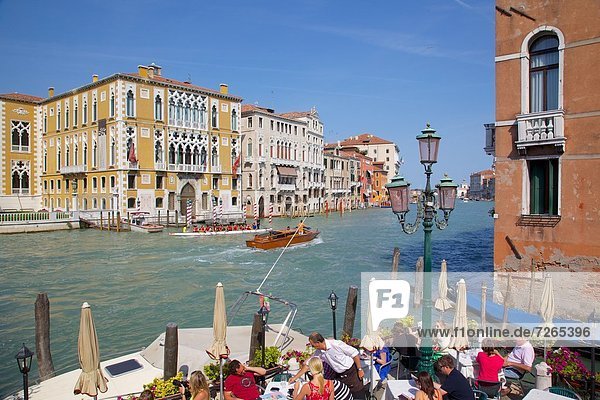 Canalside cafe and Grand Canal  Dorsoduro  Venice  UNESCO World Heritage Site  Veneto  Italy  Europe