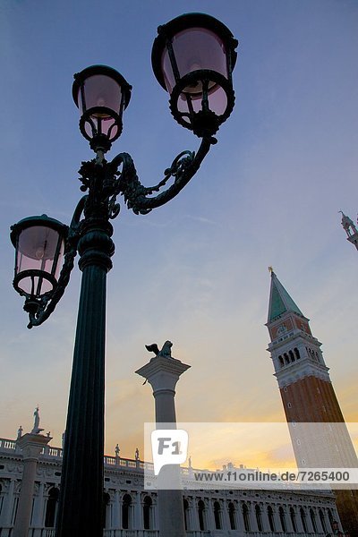 Europa  Ansicht  Markusplatz  Kirchturm  UNESCO-Welterbe  Venetien  Abenddämmerung  Italien  Venedig