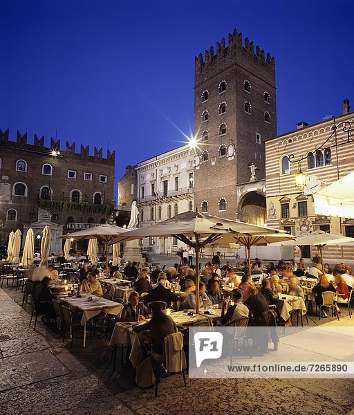 Europa  am Tisch essen  Abend  Stadt  UNESCO-Welterbe  Venetien  Italien  alt  Verona