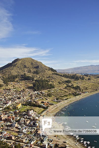 Blick auf Copacabana und den Titicaca-See vom Cerro Calvario  Copacabana  Provinz La Paz  Bolivien  Südamerika