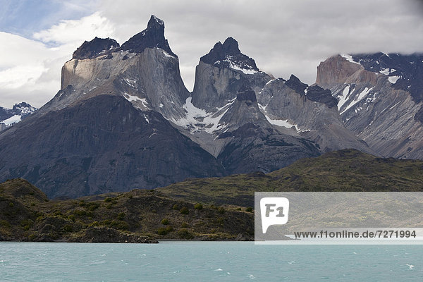 Blick auf die dunklen Gipfel der Granitberge Cuernos del Paine im Nationalpark Torres del Paine  Lake Pehoe  Region Magallanes Antartica  Patagonien  Chile  Südamerika  Lateinamerika  Amerika