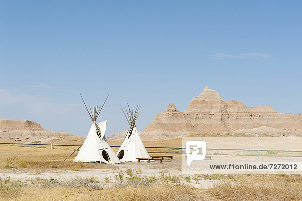 Tipis, Zelte der Oglala-Lakota Indianer, Sioux, Erosionslandschaft und ...