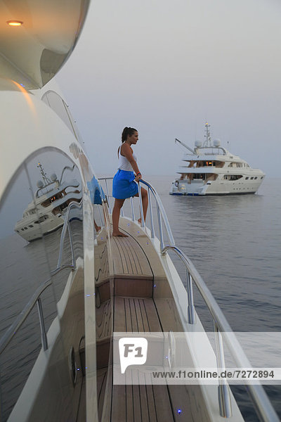 stehend junge Frau junge Frauen Fenster Spiegelung Yacht Terrasse Abenddämmerung Mittelmeer