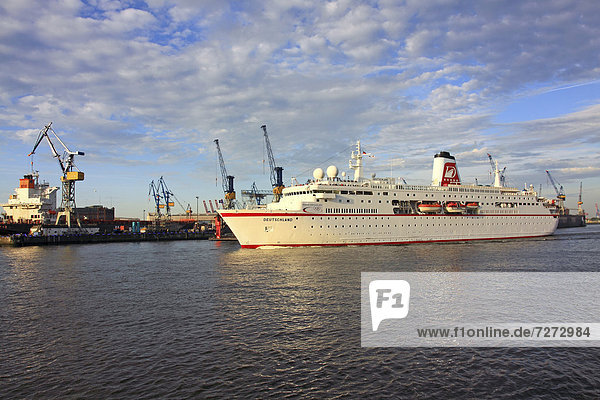 'Einlaufendes Kreuzfahrtschiff ''Deutschland''  Cruise Days  17. - 19.08.2012  Hamburger Hafen  Hansestadt Hamburg  Deutschland  Europa'