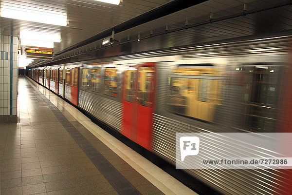 U-Bahn-Station mit einfahrendem Zug  Hamburg  Deutschland  Europa