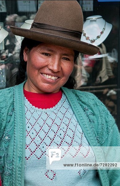 Frau  Tradition  klein  Hut  Stadt  Kleid  Peru