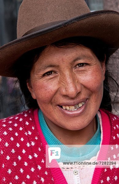 Frau  Tradition  klein  Hut  Stadt  Kleid  Peru