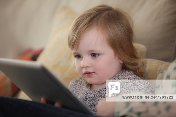 Kleinkind betrachtet digitales Tablett