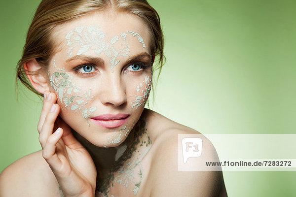 Womans Gesicht verziert mit Gesichtsmaske