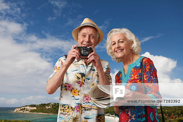 Senior Touristenpaar mit Kamera und Karte