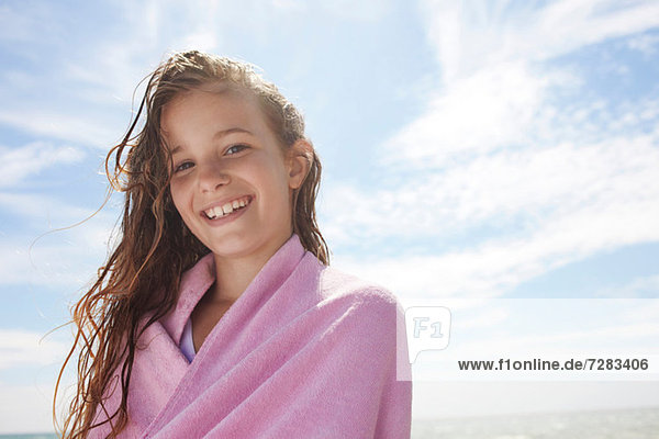 Mädchen mit nassem Haar  in ein Handtuch gewickelt