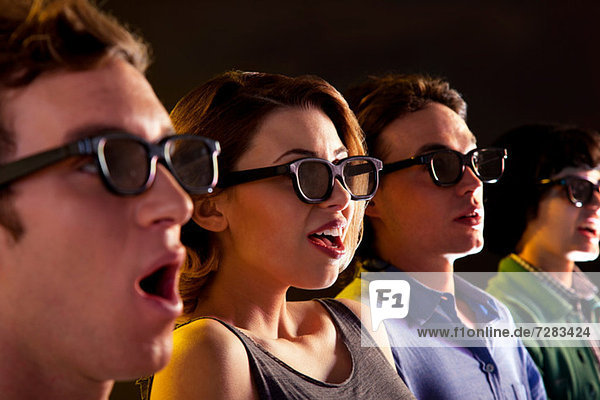 Reihe von Leuten  die sich 3D-Filme ansehen